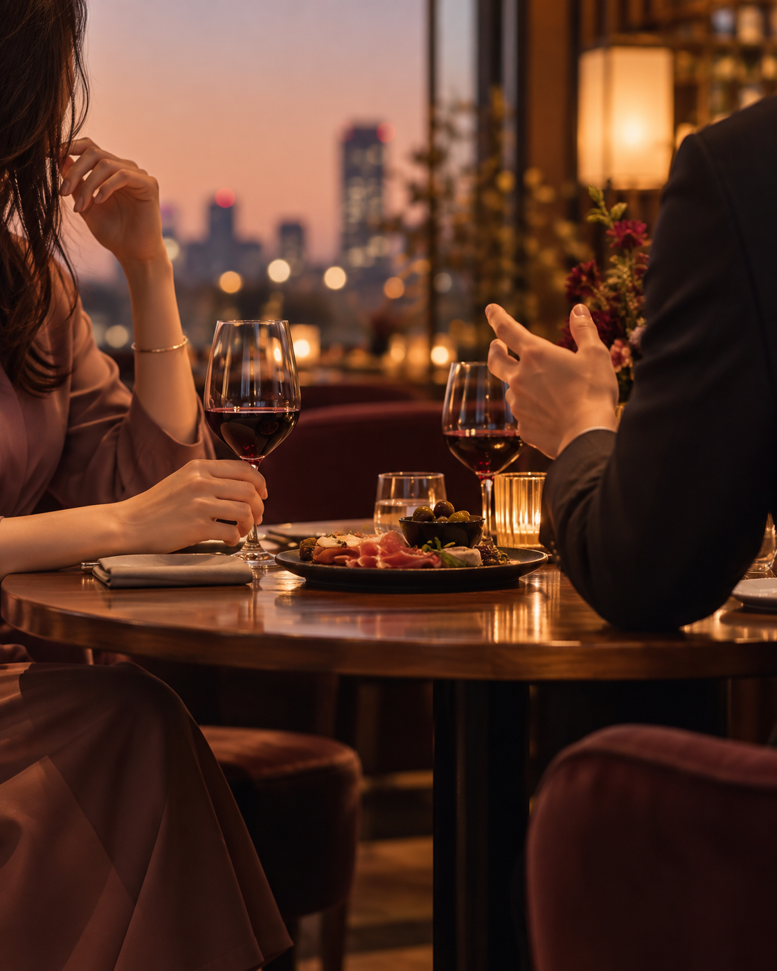 落ち着いたワインバーで会話を楽しむふたり。顔は写っていません。